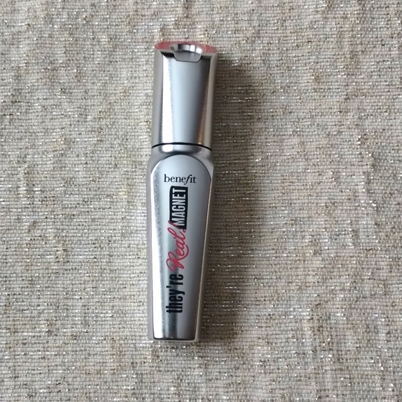 Benefit - they're real magnet mascara (black) - Picture 2 of 3